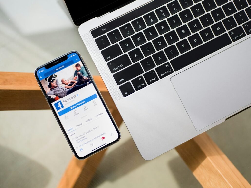 Espacio de trabajo minimalista con portátil — conectar Claude con WordPress usando Royal MCP